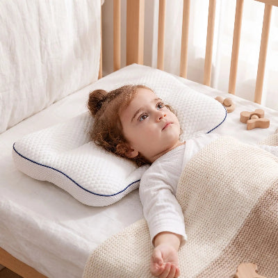 Fille dort sur oreiller pour bébé