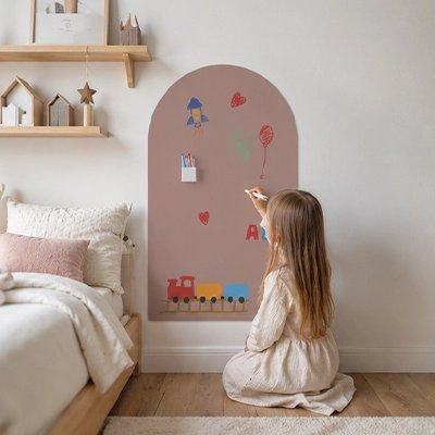 Fille écrit sur le stickers muraux chambre