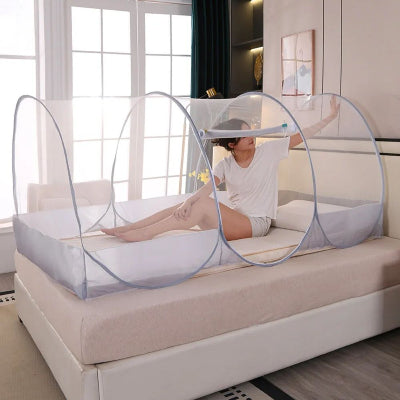 fille touchant moustiqaire pliable