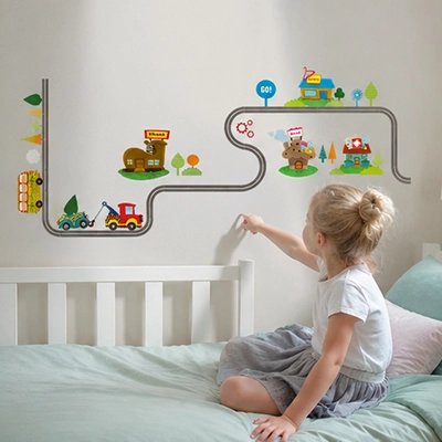 Fillette joue avec stickers mur