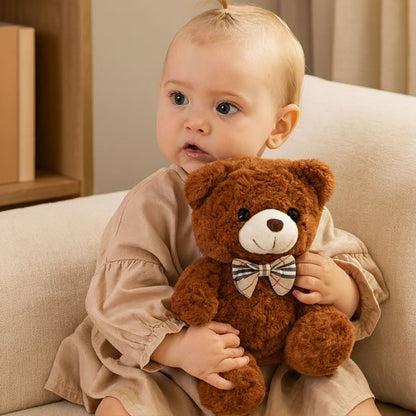 garçcon assit et tient Ours en peluche