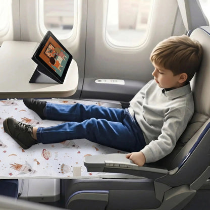 garcon assit sur lit de voyage pour bebe regardant jeu