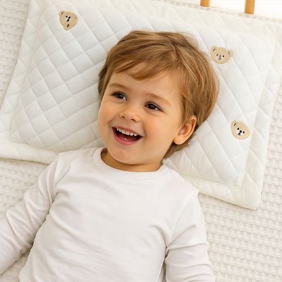 garcon couche sur son oreiller tout souriant