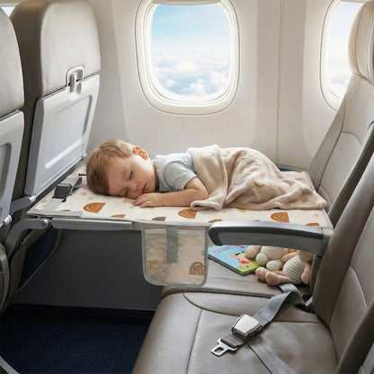 garcon dort durant vol sur lit de voyage pour bebe