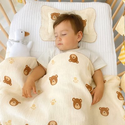 garcon dort et couvert avec couverture bébé en ours