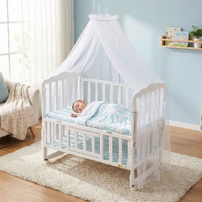 garcon dort sous berceau ciel de lit bebe