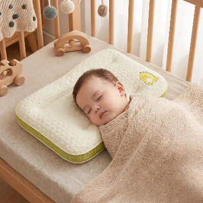 Garçon dort sur son oreiller bébé