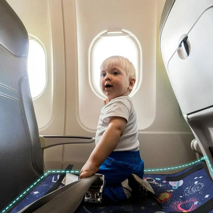 garçon en genou sur lit de voyage bébé 