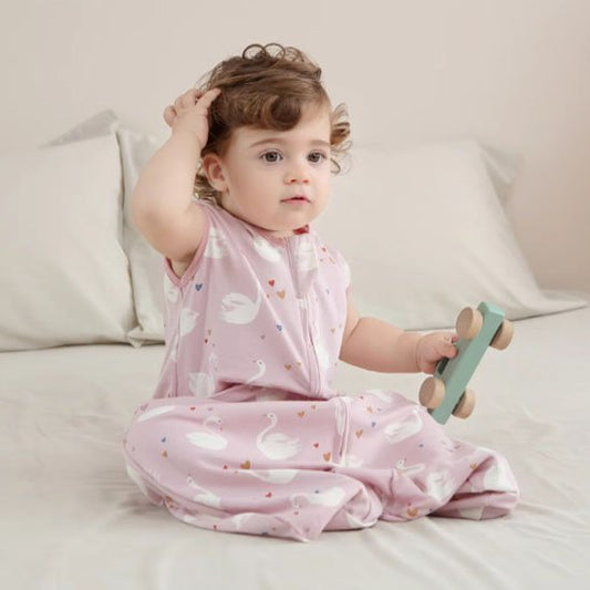 Garçon habillé avec gigoteuse