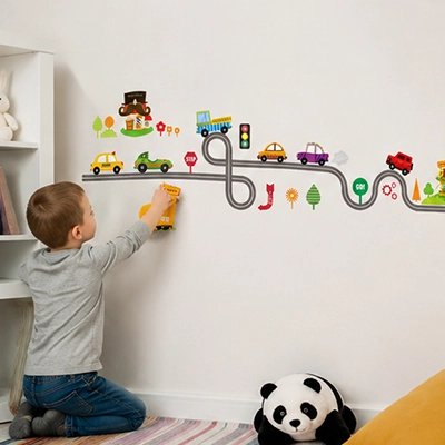 Garçon joue avec stickers mur
