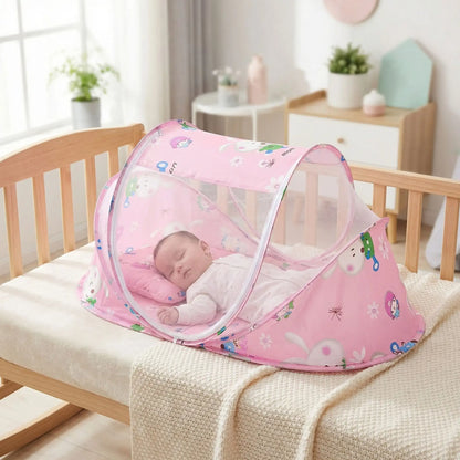 joli bebe dort dans lit moustiquaire bebe rose