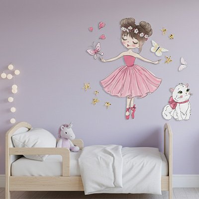 Joli lit princesse avec stickers muraux fille au mur