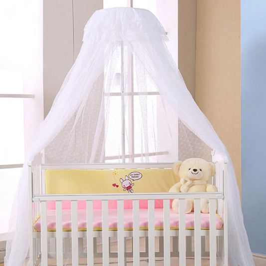 lit de bebe couvert de ciel de lit