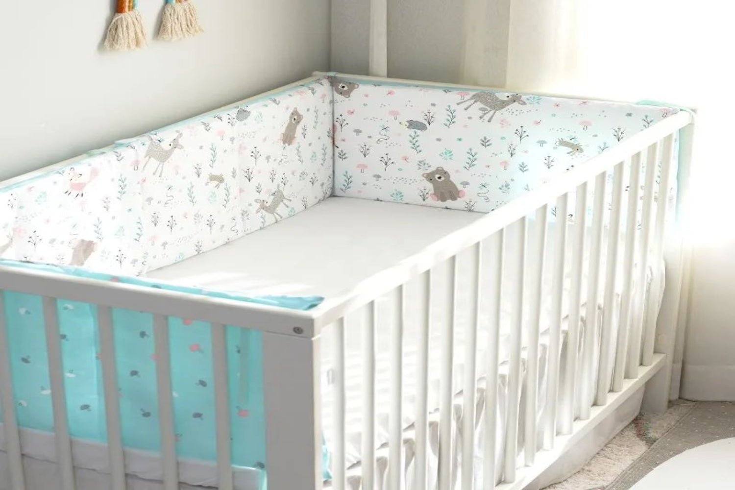 lit dresse avec tour de lit bebe bleu