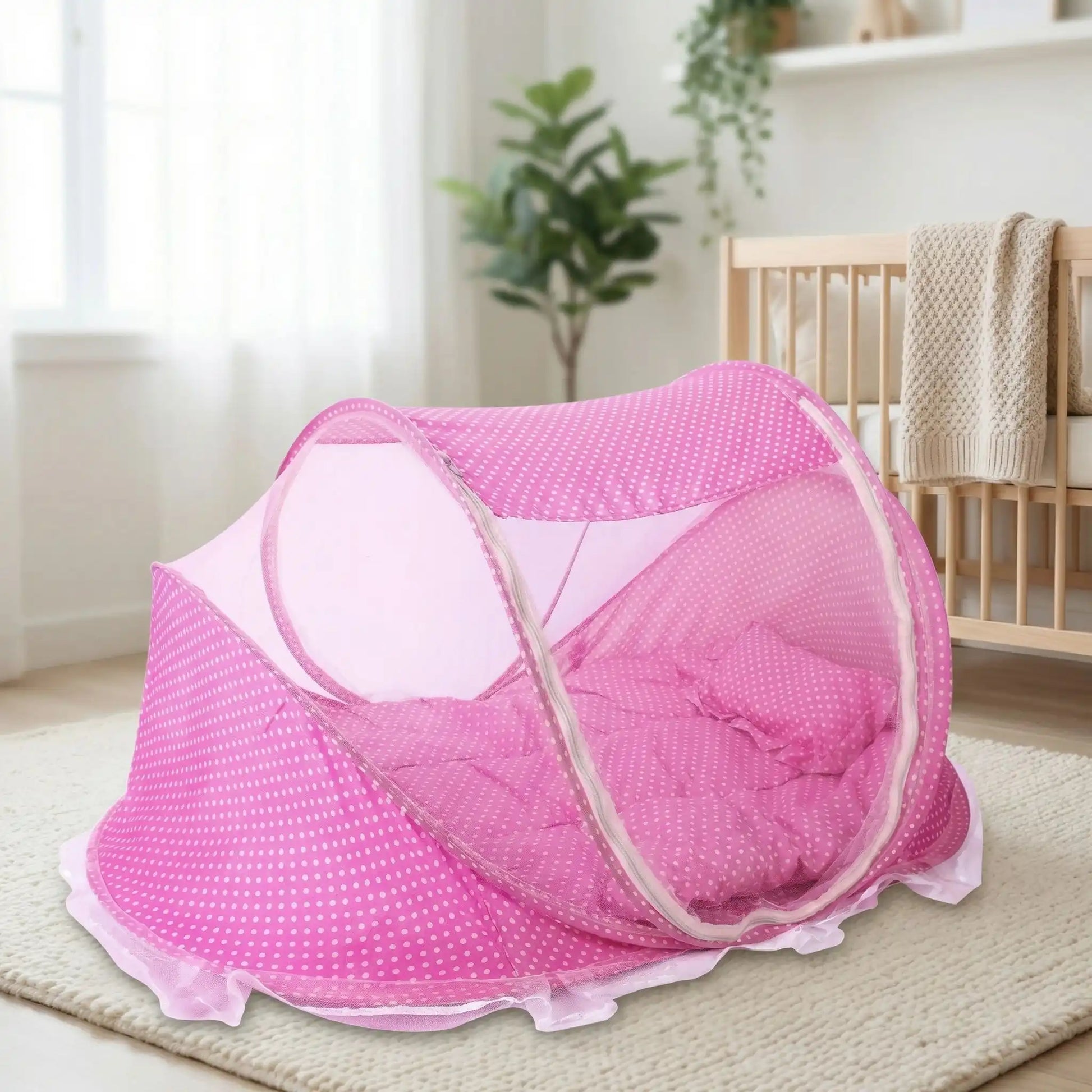 lit moustiquaire pour bebe sur le tapis