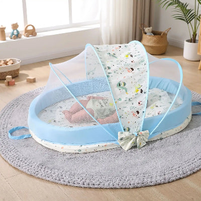 lit toile pour bebe bleu avec bebe dedans