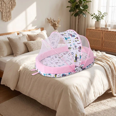 lit toile pour bebe sur lit des parents