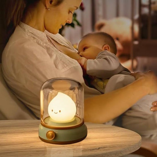 maman allaitant bebe avec veilleuse bebe