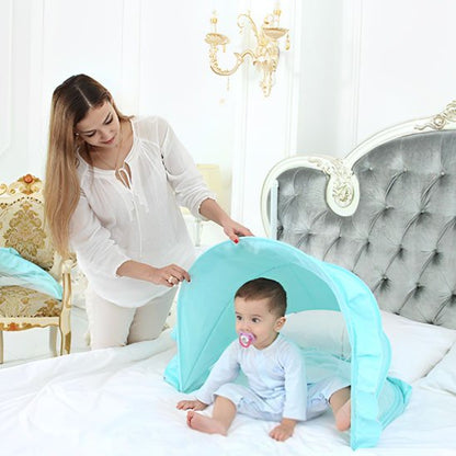 Maman arrange moustiquaire lit bébé