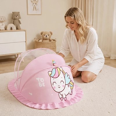 Maman arrange moustiquaire lit bébé