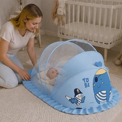 Maman au chevet de bébé sous moustiquaire lit bébé