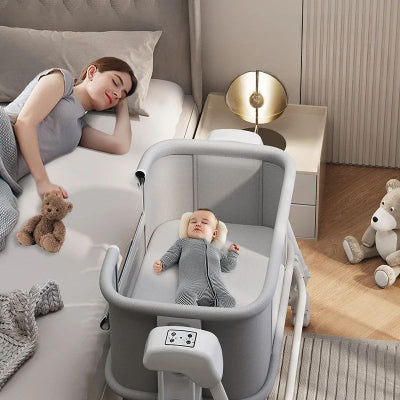 maman bebe dort dans berceau pliable pour bebe