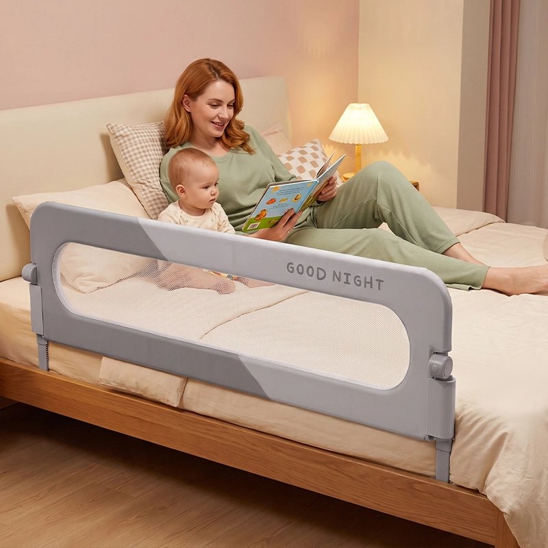 Maman bébé lirent sur lit Barrière de lit anti-chute
