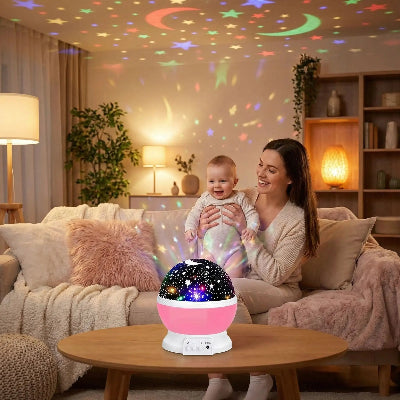 maman bebe souriant devant veilleuse projecteur etoiles