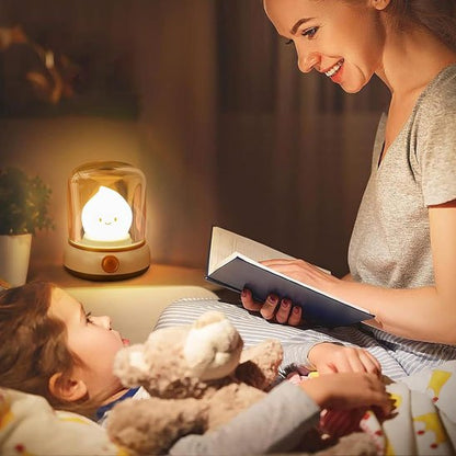 maman bercant bebe sous veilleuse bebe