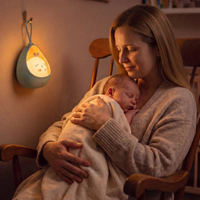Maman berce bébé avec veilleuse bébé
