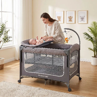 maman change bebe sur table langer de lit parapluie bebe