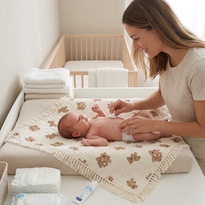 Maman couvre bébé avec couverture bébé 