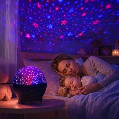 Maman et bébé dorment sous veilleuse bébé projecteur