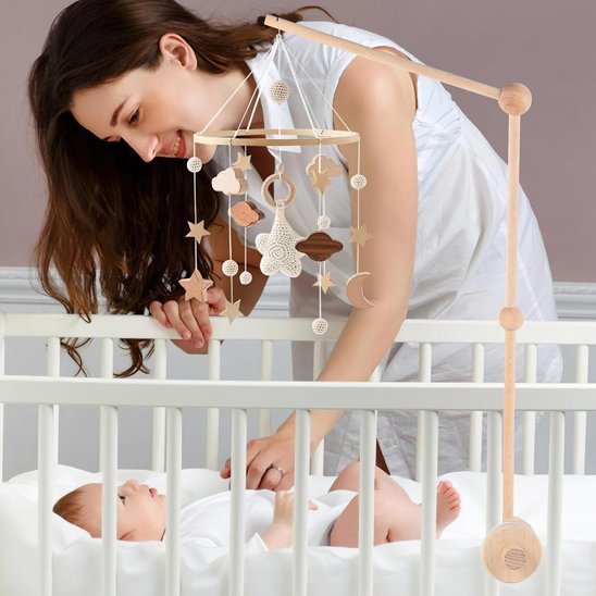 Maman et bébé jouant avec mobile bébé