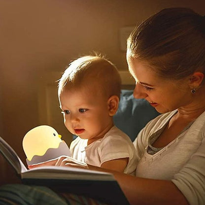 maman et bebe regardant veilleuse enfant allume