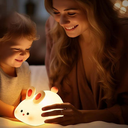maman et bebe samusant avec veilleuse pour bebe