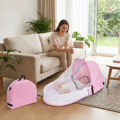 maman heureuse v oir bebe dans berceau pliable 