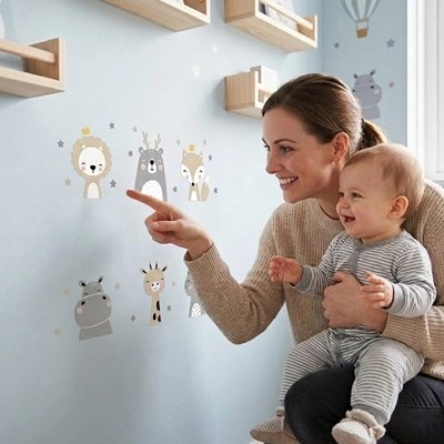 Maman montre à bébé les stickers muraux