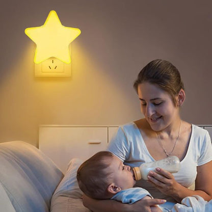 maman nourissant bebe sous la veilleuse bebe