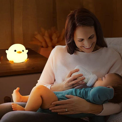 maman nourit bebe sous veilleuse bebe