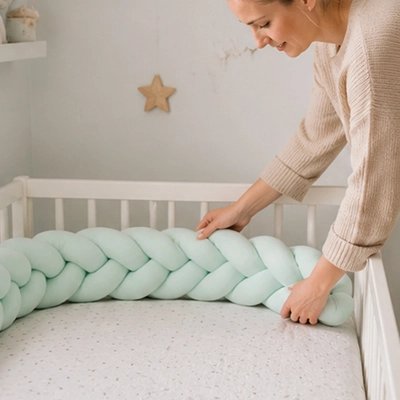 Maman place la tresse de lit 