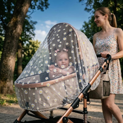 Maman pousse bébé dans poussette protégé par moustiquaire poussette​