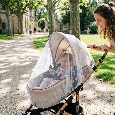 Maman pousse bébé sous moustiquaire pour poussette​