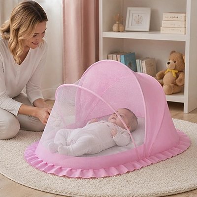 Maman qui observe bébé dans moustiquaire lit bebe