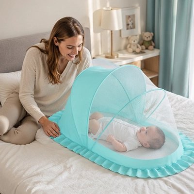 Maman regardant bébé dans moustiquaire lit bebe