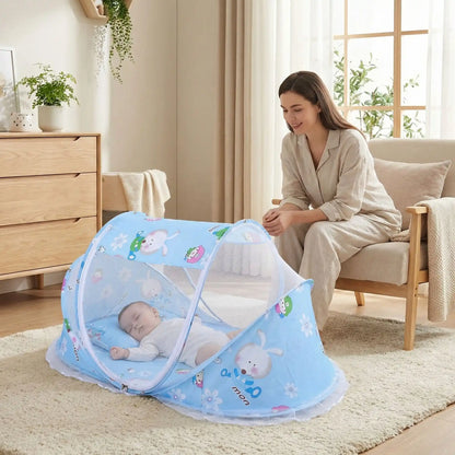 maman regarde bebe dans son lit moustiquaire pour bebe