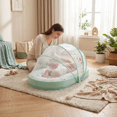 maman regarde bebe dormant dans moustiquaire bebe pliante