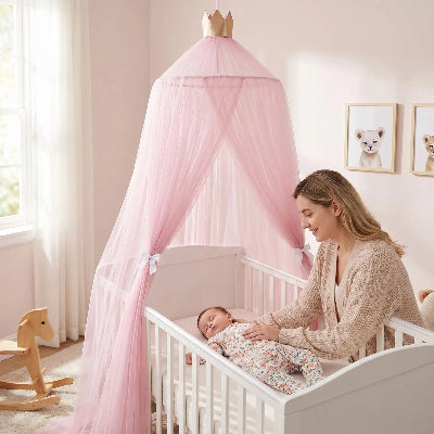 maman regarde bebe dormant sous berceau ciel de lit