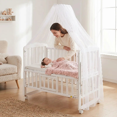 maman regarde bebe sous berceau ciel de lit bebe