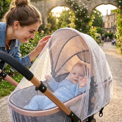 Maman regarde bébé sous moustiquaire pour poussette​
